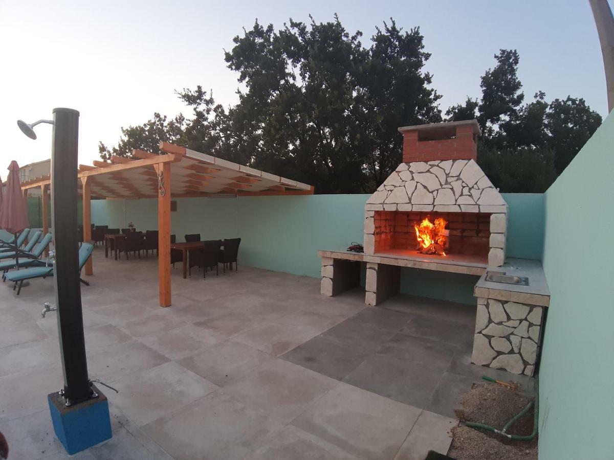 Apartmani Galic Maslenica Buitenkant foto